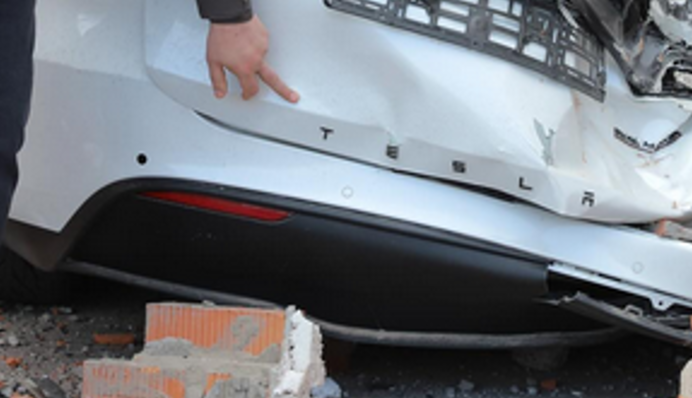 Очільник Дніпра зробив для Ілона Маска фото розтрощеної внаслідок російського удару Tesla