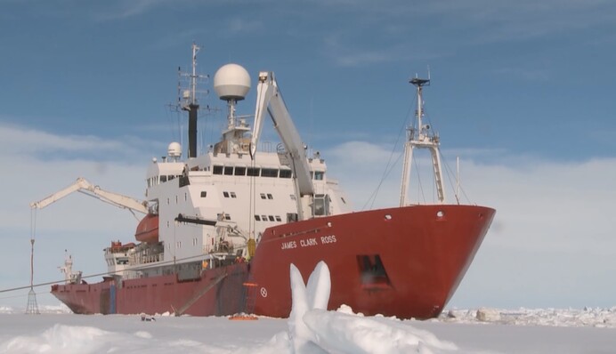 В Арктике развернулась "ледокольная гонка"