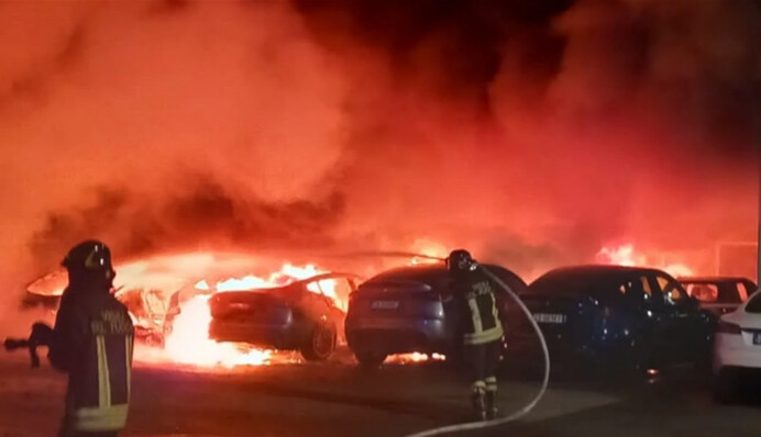 ​У Римі пожежа в автосалоні Tesla зачепила майже два десятки автівок