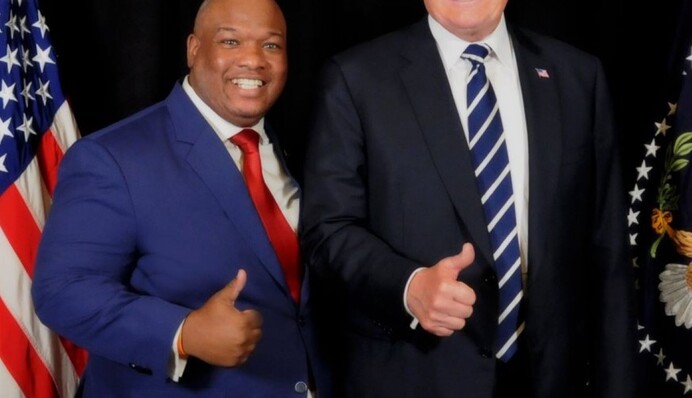 Кто такой пастор Марк Бернс и как он влияет на последователей Трампа