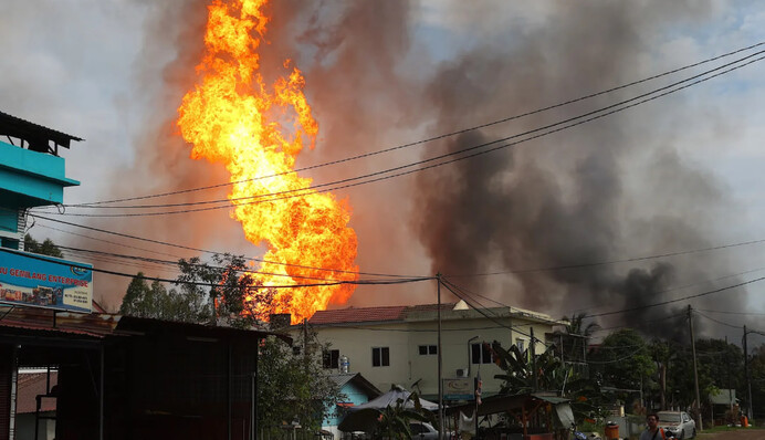 В Малайзии внезапно вспыхнул газопровод: пострадали 145 человек