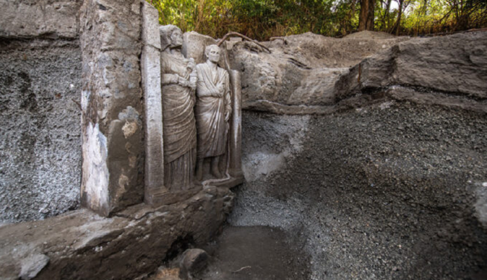 В Помпеях раскопали погребальный рельеф супругов почти в натуральную величину