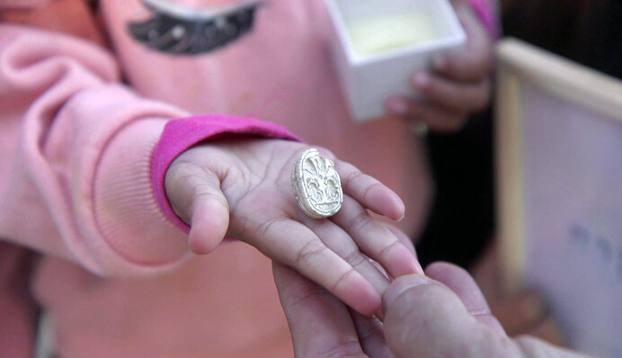 Трехлетняя девочка нашла в Израиле редкий амулет, которому 3800 лет