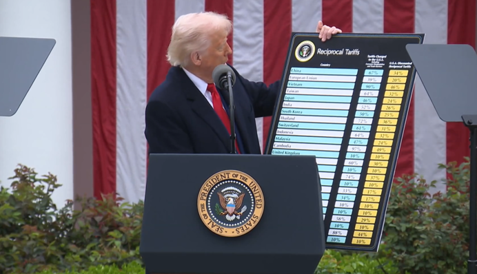 У Трампа произошел конфуз во время подписания указа о введении пошлин