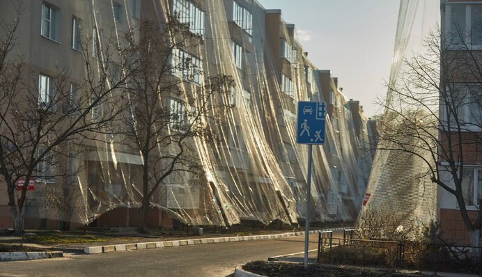 В Бєлгородській області РФ багатоповерхівки захищають від дронів сітками