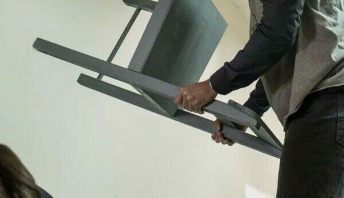 Мужчина на Хмельнитчине ударил работника ТЦК стулом по голове и получил приговор суда