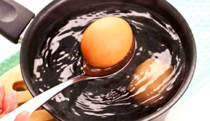 Прекратите выливать воду после варки яиц – есть гениальный способ ее использовать