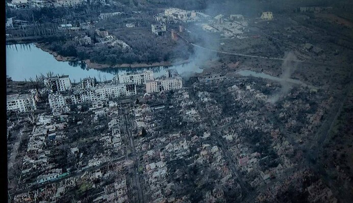 У мережі порівняли фото Бахмуту до війни і зараз