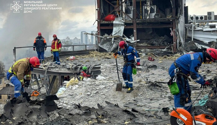 Рятувальники показали нові фото руйнувань на Оболоні в Києві після російського удару