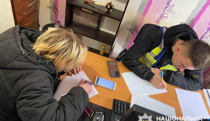 Поліція покарала молодиків за розмальовування тролейбуса в Києві