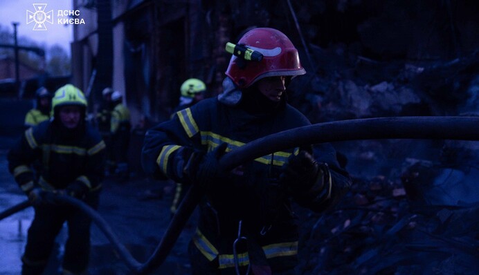 Балістичний удар РФ по Києву: рятувальники не змогли розібрати за ніч завали на Оболоні