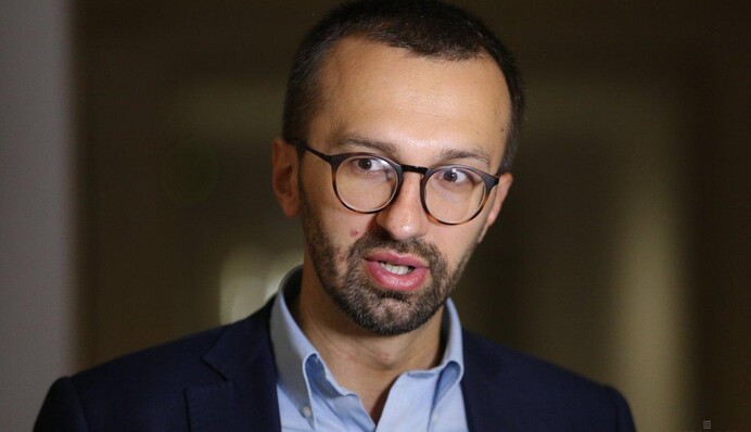 Советник руководителя Офиса президента Лещенко не доверяет гривне и ездит на авто бывшей жены