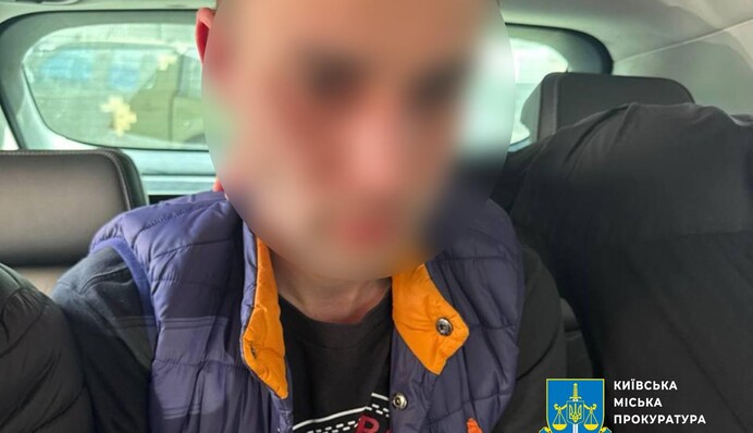 Родинний водій спалив автівку роботодавцям у Києві