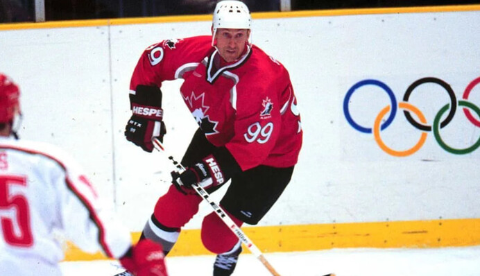 ”Если бы твой дед услышал такое от своего внука, то устроил бы тебе драку”: журналист пристыдил Уэйна Грецки за измену родных