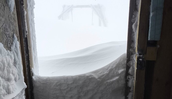 Українські Карпати завалило снігом