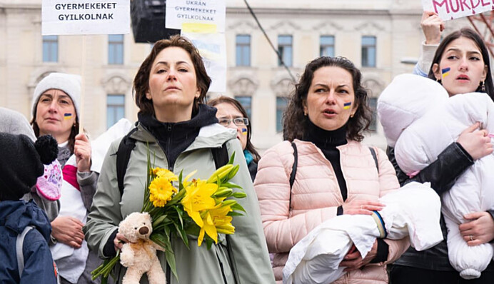 ​"Ця обкладинка висітиме до кінця війни… буде відганяти тих, кому я ще не встигла купити дихлофос": акторка Малахова про скандал з фото трупів дітей