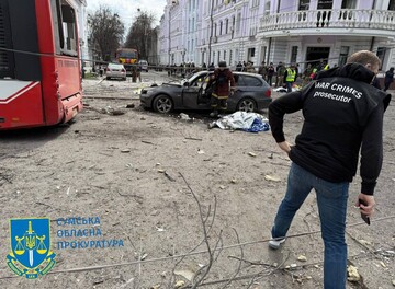 ​У Сумах на місці удару розгорнули штаб допомоги потерпілим: кількість загиблих і поранених зростає