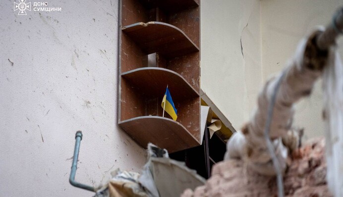 Флаг Украины остался невредимым среди руин в Сумах