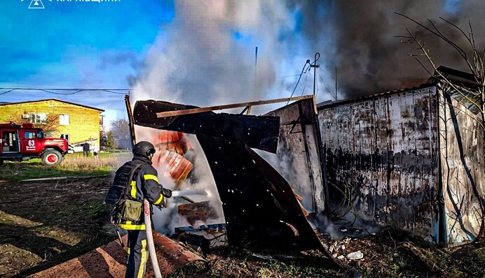 Россияне ударили по жилому сектору приграничного населенного пункта в Харьковской области