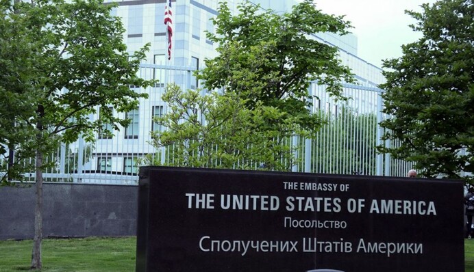 "Без всяких объяснений нам говорят - валите на фиг": писатель отреагировал на объявление посольства США в Украине