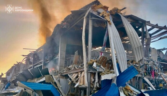 Спасатели показали последствия российской атаки на Херсон