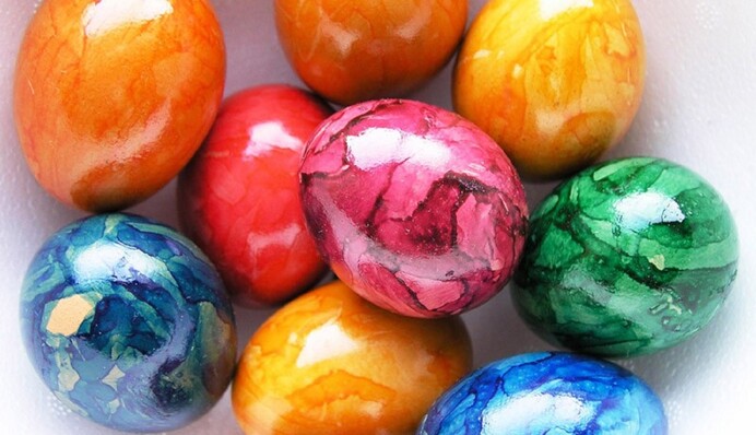 Великодній тренд: як зробити мармурові крашанки з натуральних матеріалів