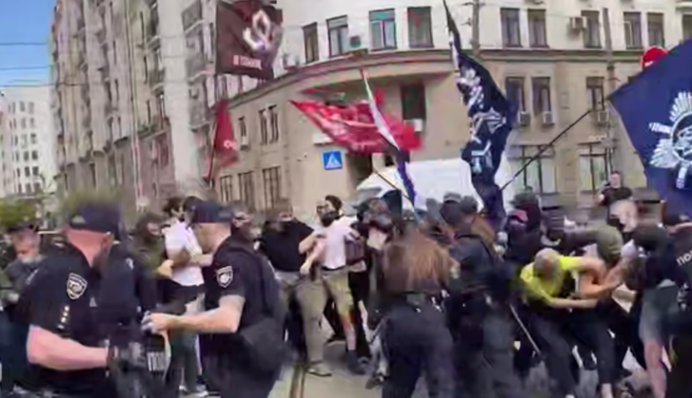 Среди задержанных есть несовершеннолетние: в Киеве на Подоле произошла потасовка полиции с митингующими