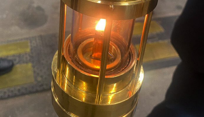 ​До України прибув Благодатний вогонь