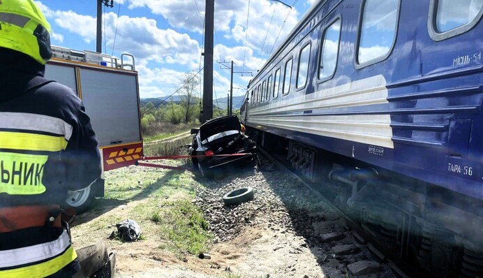 ​На Закарпатье легковушка столкнулась с пассажирским поездом: есть травмированный