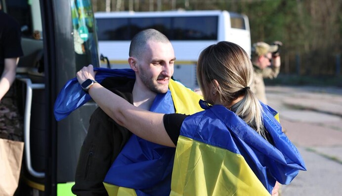 «Мам, я выдержал! Я все выдержал!» Писательница Забужко склонилась перед матерями украинских воинов