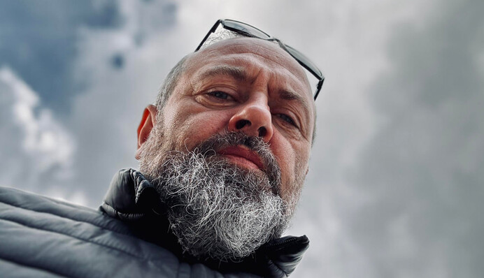 ​Жінка в центрі Києва кинулася рятувати письменника від мобілізації — він її осадив