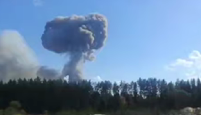 "Эпический момент взрыва": во Владимирской области РФ горит самый большой арсенал с боеприпасами
