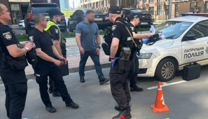 Мужчина устроил стрельбу на парковке в Киеве