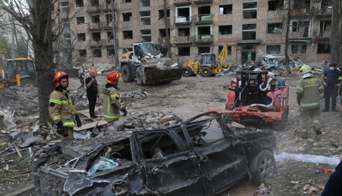 Число жертв удара РФ по Киеву возросло: спасатели достали из-под завалов еще одного погибшего