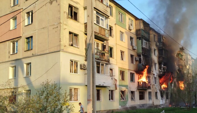 Россия ударила по многоэтажке в Павлограде