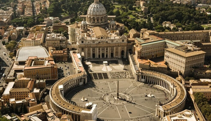 "В месте для особых гостей". Как в главном соборе Ватикана появился князь Владимир с украинским тризубом