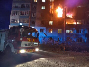 Росія вдарила безпілотником по житловій девʼятиповерхівці в Кам'янському