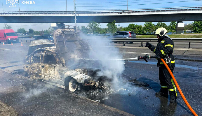 В Киеве на набережной дотла сгорел автомобиль