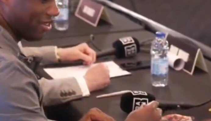 ​Скандальний удар у першому бою: Дюбуа підписав для Усика фото