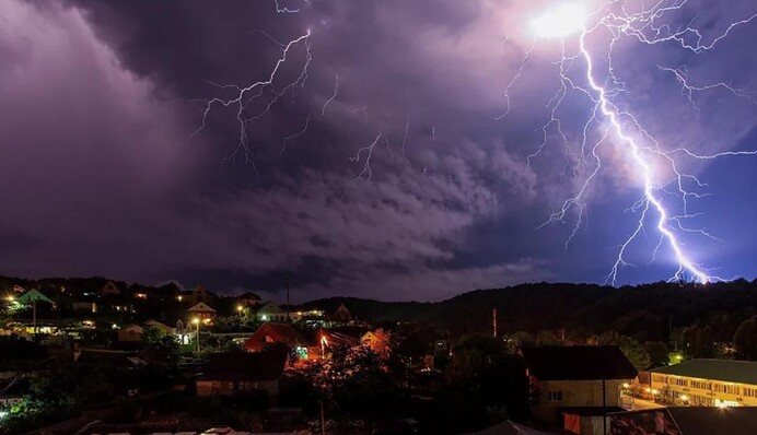 Сильные ливни и грозы: синоптики предупредили о первых "мокрых" выходных мая