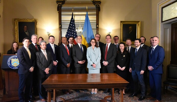 Перемога для України? Що кажуть сторони про нарешті підписану угоду між Трампом та Україною