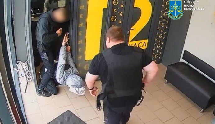 ​Студент "з вибухівкою" спробував пограбувати обмінник у Києві