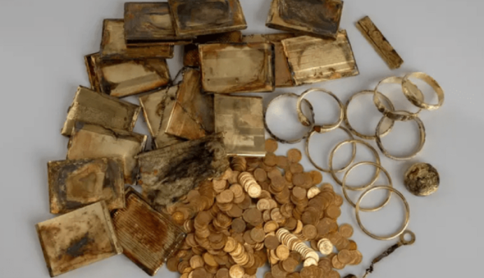 Туристи випадково знайшли 7-кілограмовий скарб золота і срібла у горах Чехії