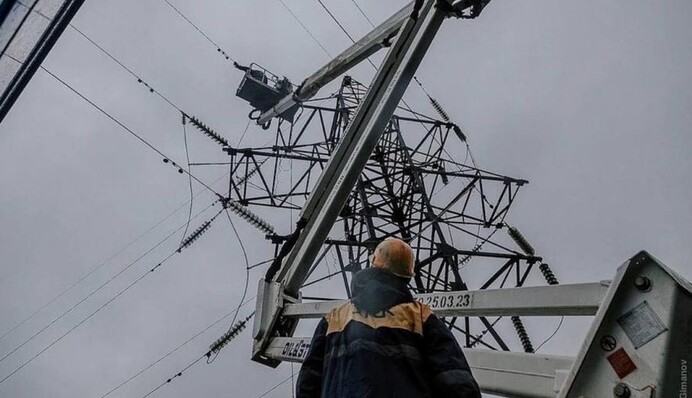 За два дня ДТЭК вернул свет 12 тыс. семей, чьи дома были обесточены из-за обстрелов