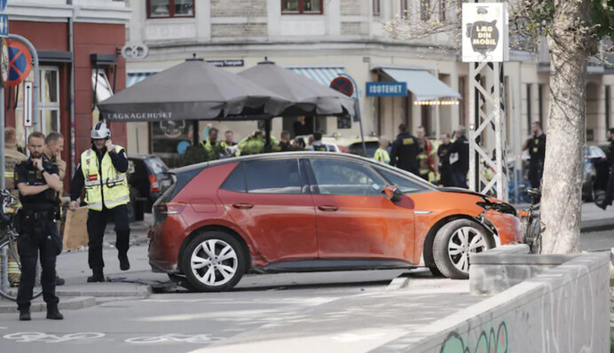 В Копенгагене 75-летний водитель автомобиля въехал в толпу: пострадали более десятка человек