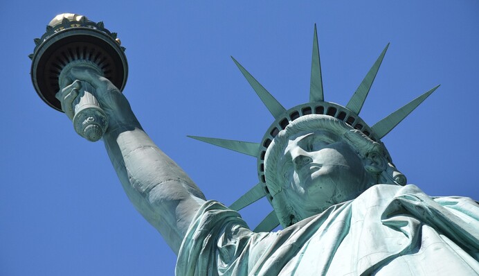 «Могу представить, как пресс-служба Белого дома ахнула, услышав эту фразу»: экс-помощница Трампа предположила неготовность США к последствиям пошлин