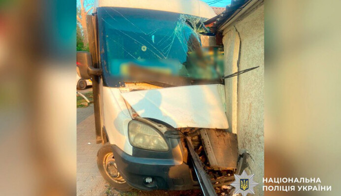 В Полтаве маршрутка влетела в жилой дом: водитель погиб
