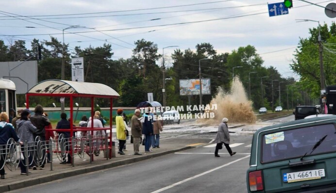 Фонтан на кілька метрів: на київській Воскресенці стався прорив труби під трамвайною колією