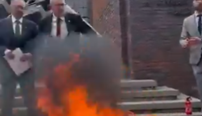 Кандидат в президенты Польши публично сжег флаг Евросоюза