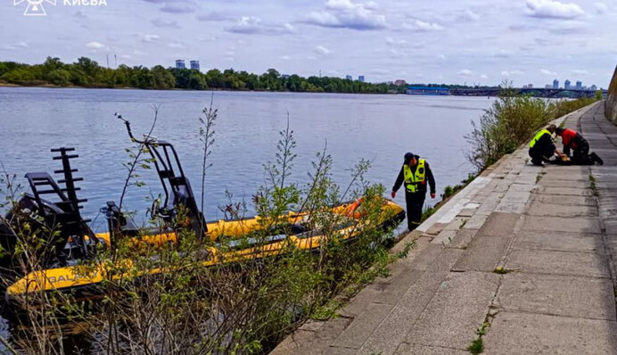 ​У Києві в річку з Пішохідного мосту впала жінка